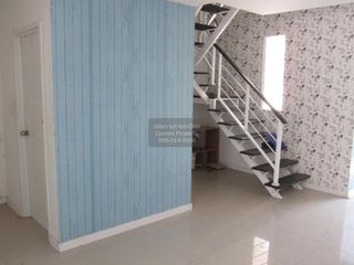 Casa adosada en venta de 3 habitaciones en Phra Samut Chedi, Samut Prakan