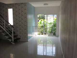 Casa adosada en venta de 3 habitaciones en Phra Samut Chedi, Samut Prakan