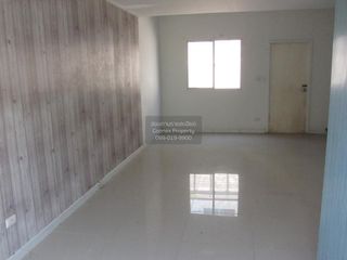 Casa adosada en venta de 3 habitaciones en Phra Samut Chedi, Samut Prakan