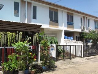 Casa adosada en venta de 3 habitaciones en Phra Samut Chedi, Samut Prakan