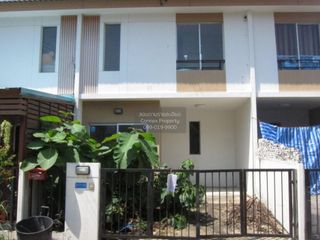 Casa adosada en venta de 3 habitaciones en Phra Samut Chedi, Samut Prakan