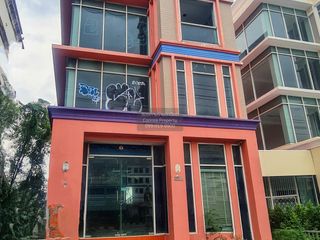 Casa adosada en venta de 3 habitaciones en Thung Khru, Bangkok
