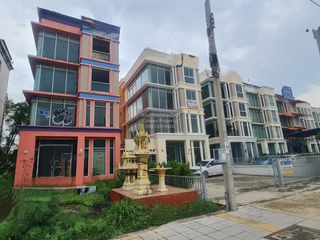 Casa adosada en venta de 3 habitaciones en Thung Khru, Bangkok