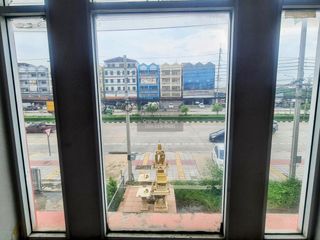 Casa adosada en venta de 3 habitaciones en Thung Khru, Bangkok
