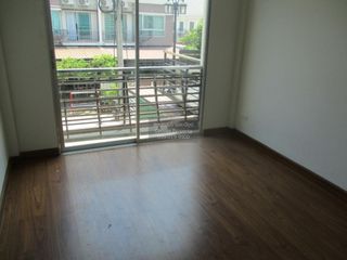 出售 3 卧室 联排别墅 在 Mueang Pathum Thani, Pathum Thani