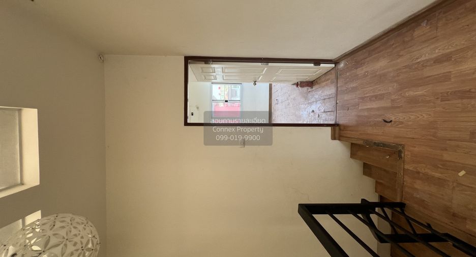 For sale 4 bedrooms townhouse in Huai Khwang, Bangkok