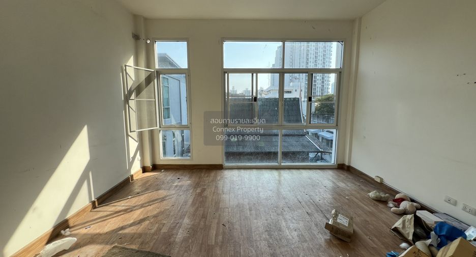For sale 4 bedrooms townhouse in Huai Khwang, Bangkok