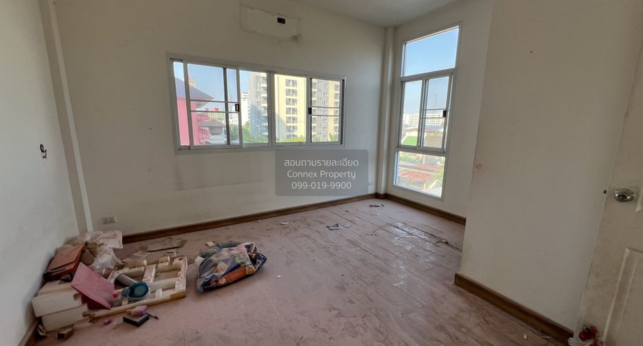 For sale 4 bedrooms townhouse in Huai Khwang, Bangkok