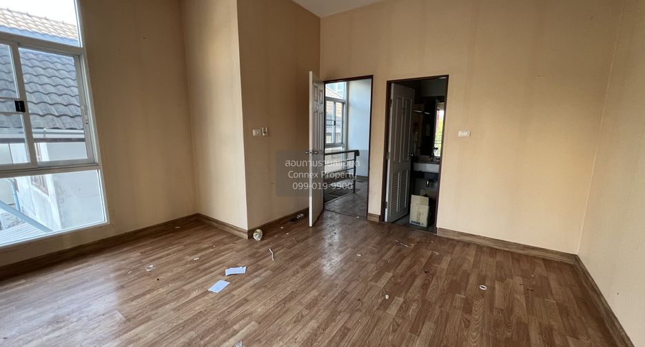 For sale 4 bedrooms townhouse in Huai Khwang, Bangkok