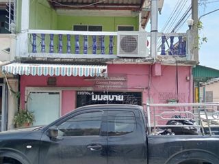 Casa adosada en venta de 3 habitaciones en Phra Samut Chedi, Samut Prakan