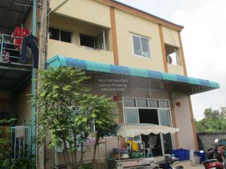 Casa adosada en venta de 3 habitaciones en Phra Samut Chedi, Samut Prakan