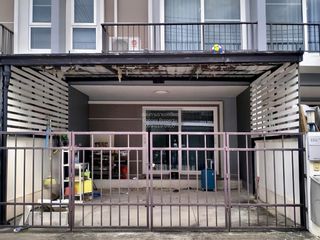 Reihenhaus zum Kauf mit 3 Zimmer in Khlong Sam Wa, Bangkok