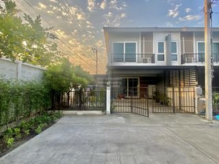 Reihenhaus zum Kauf mit 3 Zimmer in Khlong Sam Wa, Bangkok