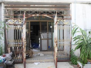 出售 6 卧室 联排别墅 在 Lam Luk Ka, Pathum Thani