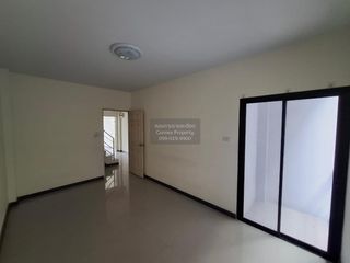 Casa adosada en venta de 4 habitaciones en Si Racha, Chonburi