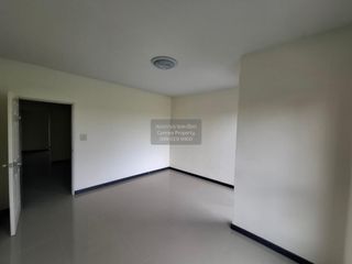 Casa adosada en venta de 4 habitaciones en Si Racha, Chonburi