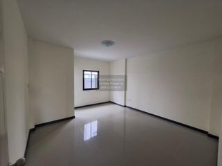 Casa adosada en venta de 4 habitaciones en Si Racha, Chonburi
