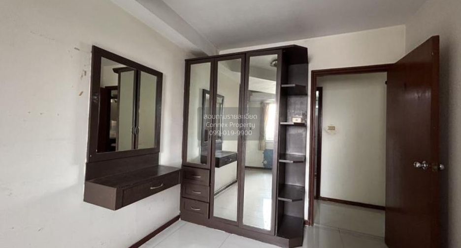 For rent 3 bedrooms condo in Yan Nawa, Bangkok