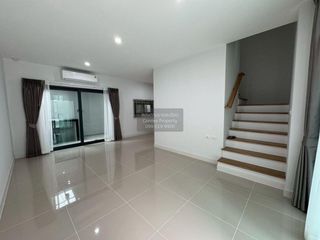 À louer 3 chambres maison de ville à Pak Kret, Nonthaburi