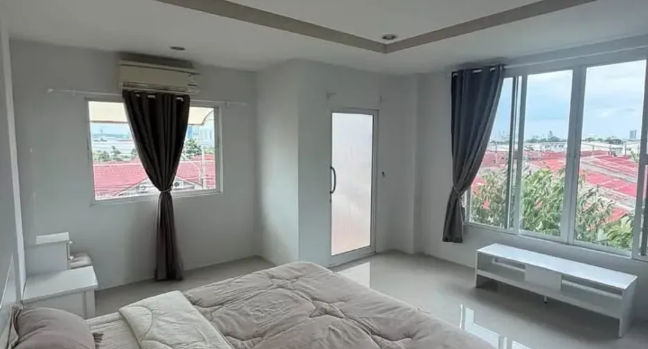 出租 4 卧室 联排别墅 在 Bang Lamung, Chon Buri