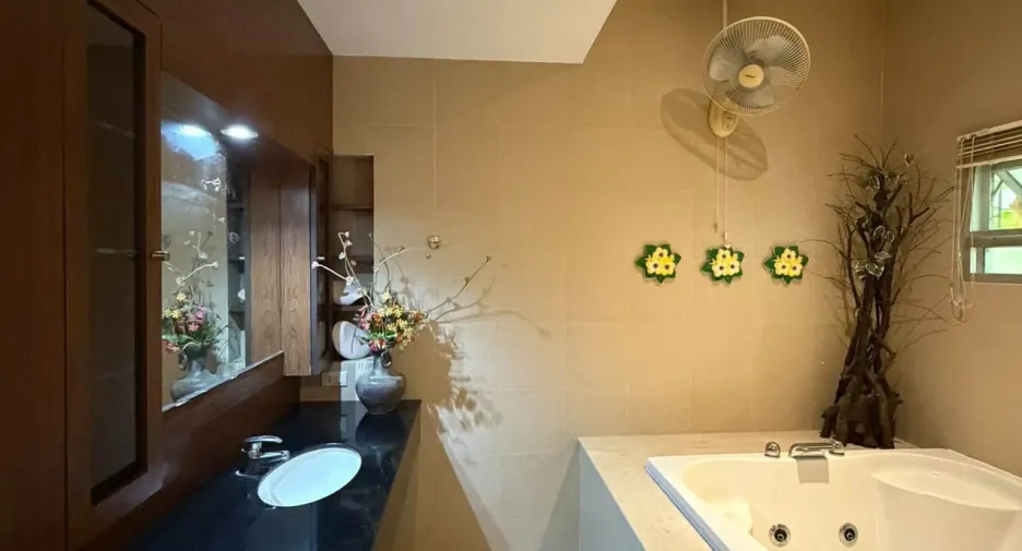For sale 4 ベッドルーム house in Bang Lamung, Chonburi