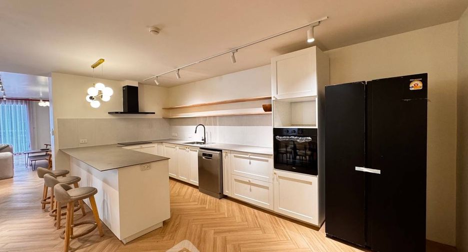 For rent 3 bedrooms condo in Khlong Toei, Bangkok