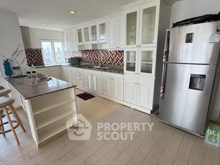 For rent 3 bedrooms condo in Huai Khwang, Bangkok