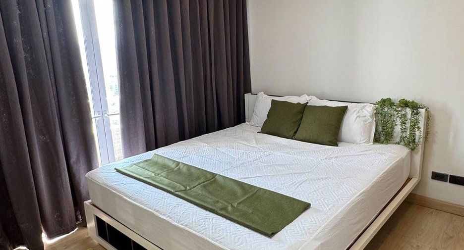 For rent 3 bedrooms condo in Huai Khwang, Bangkok