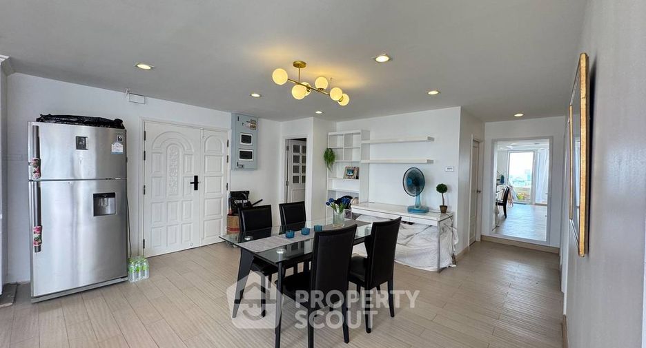 For rent 3 bedrooms condo in Huai Khwang, Bangkok
