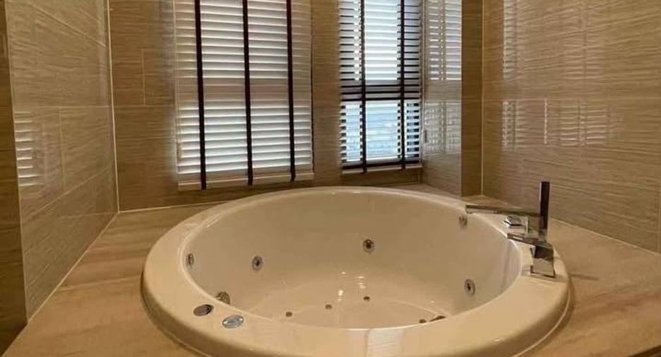 For rent 4 bedrooms condo in Bang Na, Bangkok