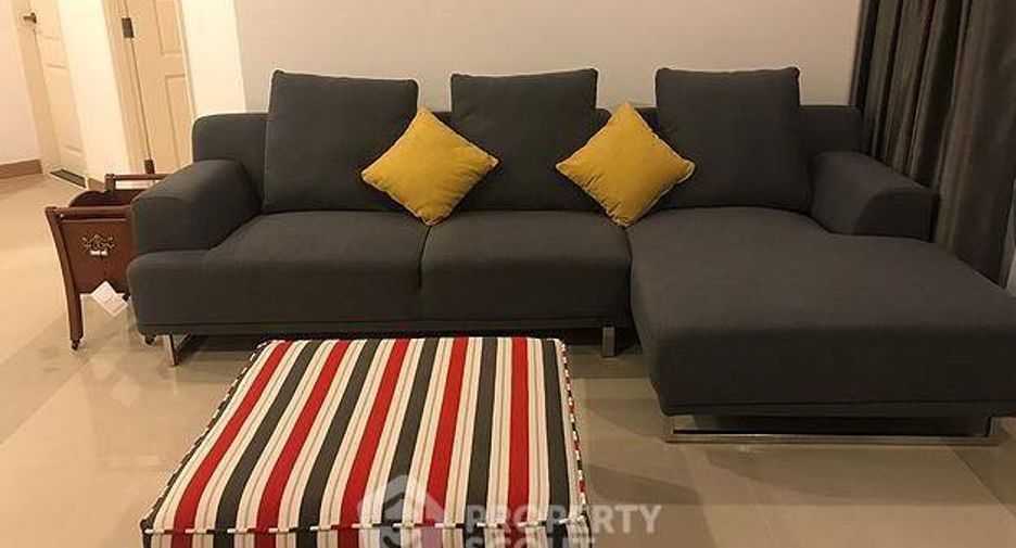 For rent 3 bedrooms condo in Huai Khwang, Bangkok