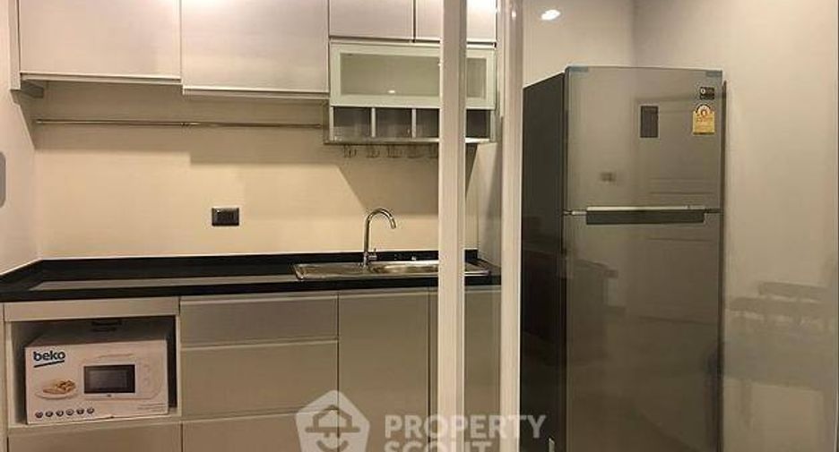 For rent 3 bedrooms condo in Huai Khwang, Bangkok