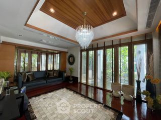 Villa en alquiler y en venta de 5 habitaciones en Bang Lamung, Chonburi