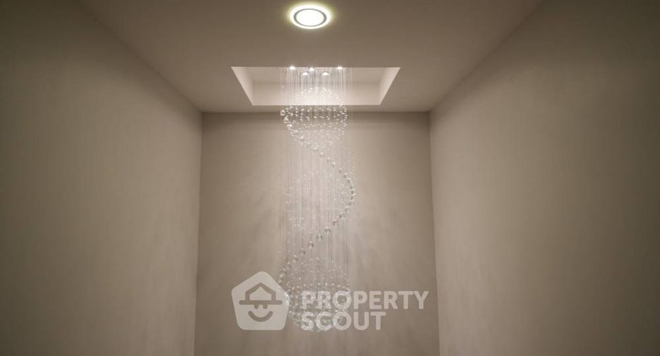Condo en venta de 4 habitaciones en Huai Khwang, Bangkok