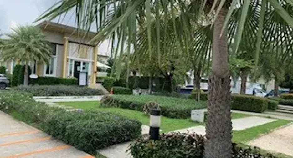 出售 和 出租 4 卧室 联排别墅 在 Lat Krabang, 曼谷