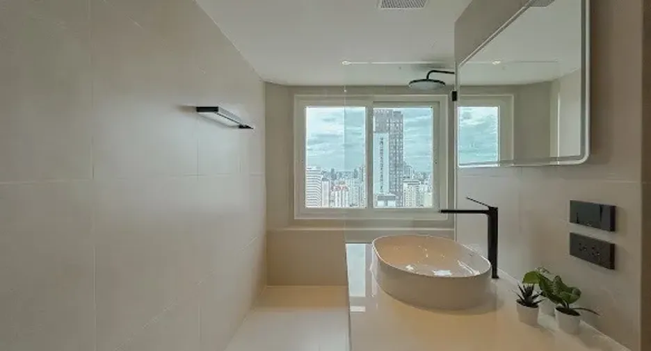 For sale 4 bedrooms condo in Watthana, Bangkok