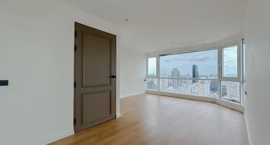 For sale 4 bedrooms condo in Watthana, Bangkok