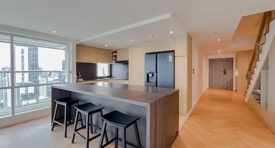 For sale 4 bedrooms condo in Watthana, Bangkok