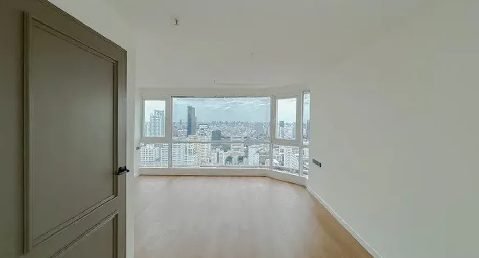 For sale 4 bedrooms condo in Watthana, Bangkok