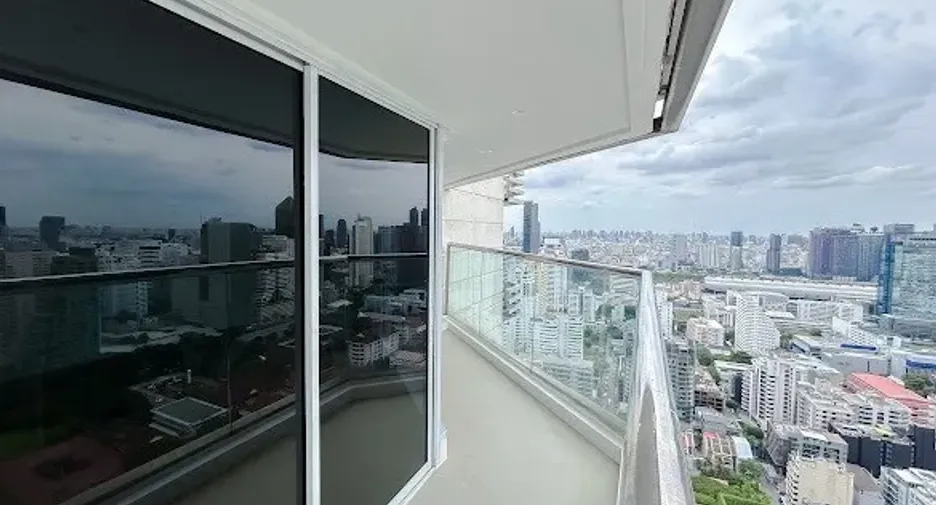 For sale 4 bedrooms condo in Watthana, Bangkok