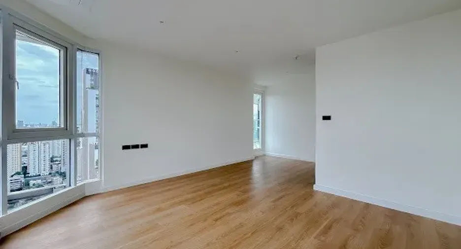 For sale 4 bedrooms condo in Watthana, Bangkok