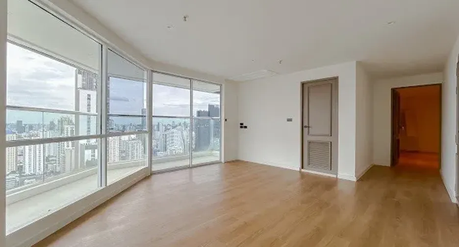 For sale 4 bedrooms condo in Watthana, Bangkok