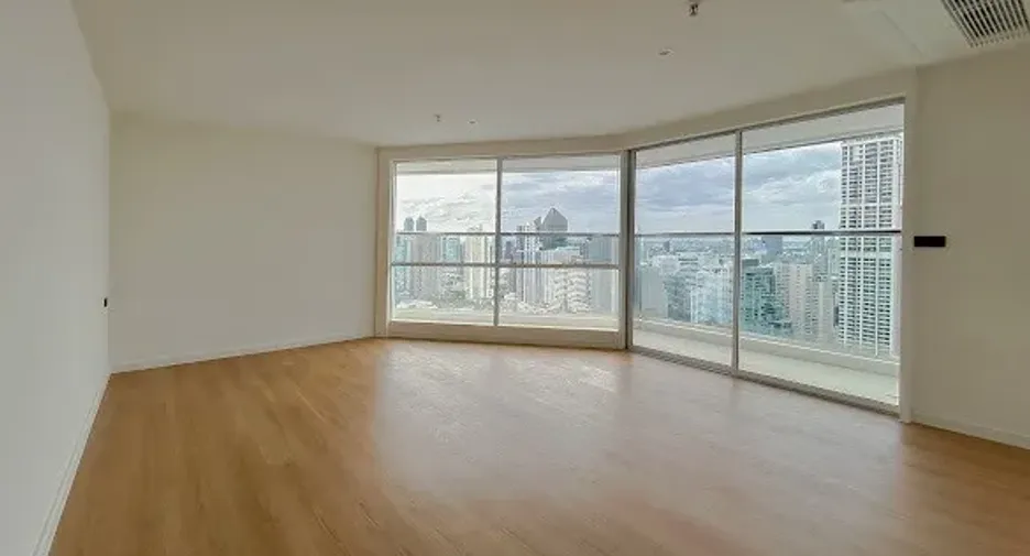 For sale 4 bedrooms condo in Watthana, Bangkok