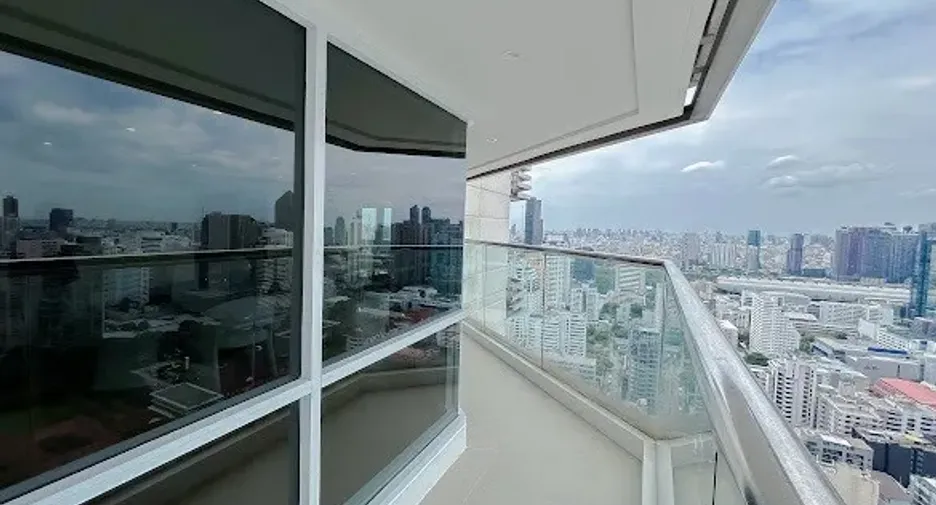 For sale 4 bedrooms condo in Watthana, Bangkok