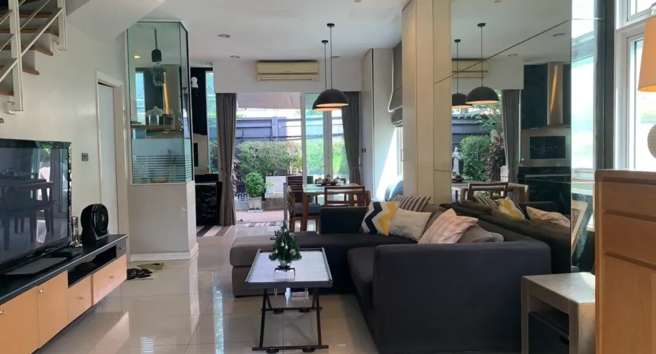 À vendre 4 chambres maison de ville à Wang Thonglang, Bangkok