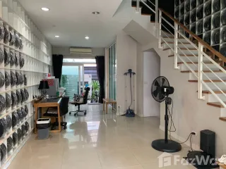 出售 4 卧室 联排别墅 在 Wang Thong Lang, 曼谷