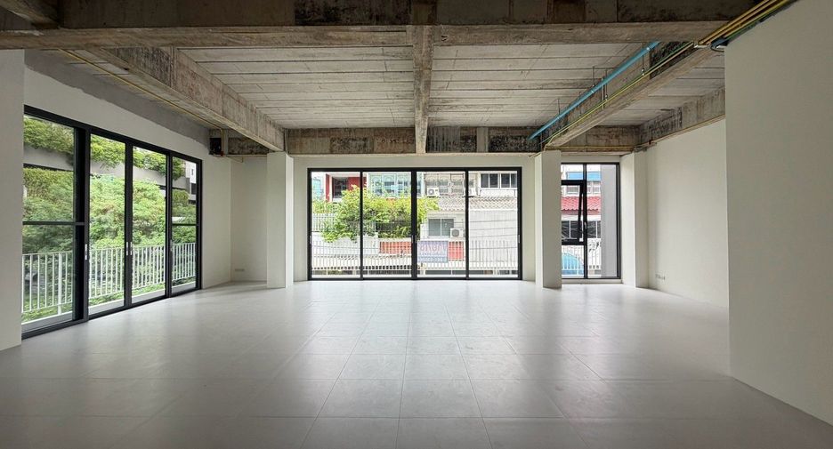 Gewerbefläche zum Kauf in Huai Khwang, Bangkok