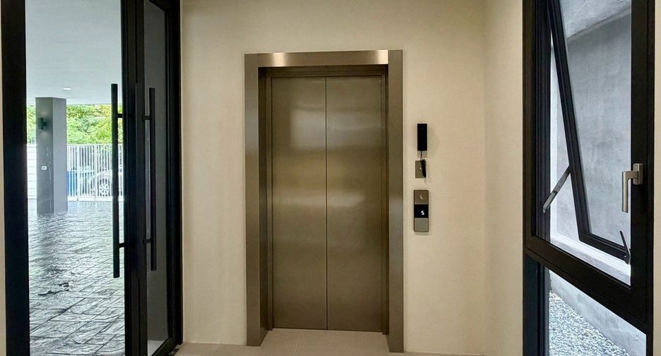 Gewerbefläche zum Kauf in Huai Khwang, Bangkok