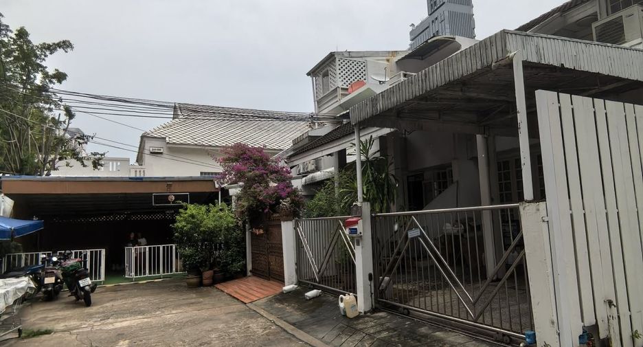 For rent 12 bedrooms hotel in Khlong Toei, Bangkok