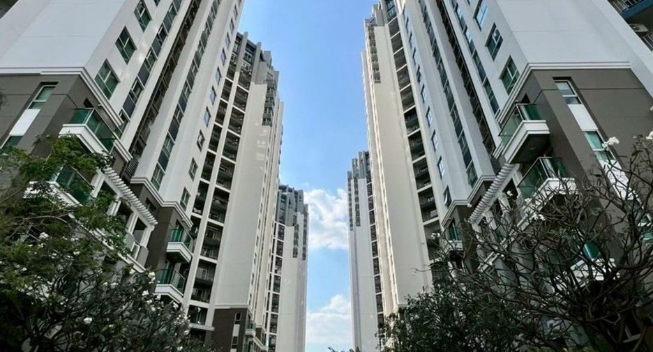 For rent 2 bedrooms condo in Huai Khwang, Bangkok